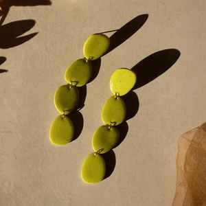 Boucles d'oreilles en résine d'ange artisanales avec des mélanges de couleurs Pantone multicolores, des fleurs et des paillettes pour un port quotidien élégant et un look élégant - Product Image 1