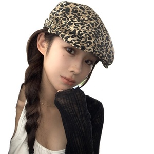 Femmes rétro avant béret Niche Design sens mode imprimé léopard chapeau personnalisable en gros pour vêtements de plage - Product Image 6