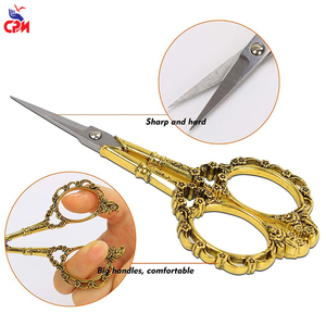 Tijeras Profesionales para Cutículas de 4.5 Pulgadas, Acero Inoxidable Dorado, Punta Afilada, Mango Elegante con Estuche, Calidad de Salón - Product Image 5