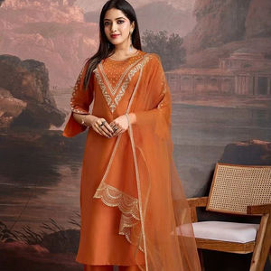 Ensemble trois pièces en viscose premium brodé, longueur du kurti 44 pouces, longueur du bas 38 pouces, dupatta en organza disponible - Product Image 1