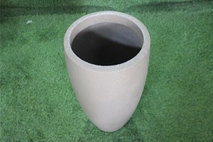 Maceta Clásica Moderna KNT Creations, Textura Rugosa, para Jardín Exterior, Fibra de Vidrio, Tallada a Mano, Duradera y Ligera - Product Image 3