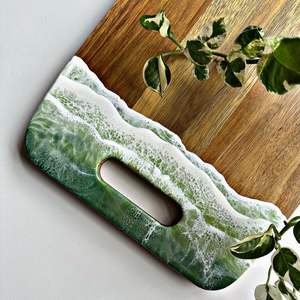 Planche à découper en résine de bois artisanal avec incrustation élégante d'agate - Product Image 2