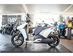 2022 Ray 7.7 E-Roller 129 km/h |   7,7 kWh |   Scooter électrique - Remise exclusive de 30% sur la vente. - Product Image 1