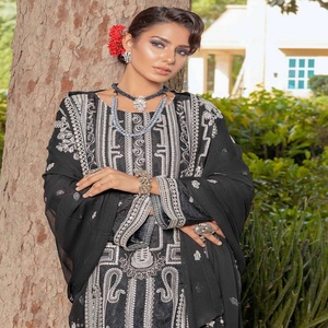 Winter Collection MI Creation Volume BUNAI Pakistan Designers Vestidos largos de 3 piezas de viscosa para mujer con bordado de lentejuelas - Product Image 4