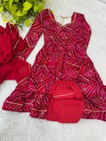 Meilleure Kurti pour femme en soie Banarasi, style actrice de série télévisée, motif à grand éclat, travail Gotta Patti, 22 kg de poids lourd, pour les fêtes et les occasions saisonnières
