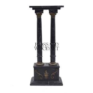 Piedestal de luxe à double colonne en marbre noir Nero Marquina avec accents en laiton antique - Product Image 1