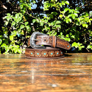เข็มขัดหนังแท้สไตล์ตะวันตก งานแฮนด์เมด พร้อมลายแกะสลักและเพ้นท์มือ ดีไซน์หัวเข็มขัดลายชีวิตชาวเกาโช สไตล์คลาสสิก รุ่นใหม่ - Product Image 1