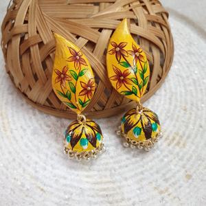 Pendientes Jhumki pintados a mano con flores amarillas, joyería de aleación para fiesta hecha de aleación de zinc - Product Image 1