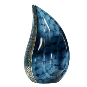 Urne funéraire artisanale en aluminium et laiton en forme de goutte d'eau avec croix gravée, 10 pouces, objet d'art et de collection pour cendres humaines - Product Image 2