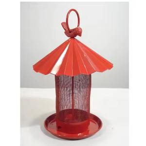 Mangeoire à oiseaux en bois massif avec toit en métal fini or et chaîne suspendue pour balcon intérieur et extérieur, jardin suspendu décoratif - Product Image 4