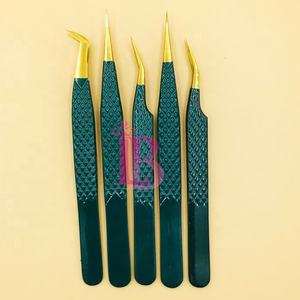 Pince à cils pour extensions de cils foncés, en acier inoxydable, à pointe dorée, avec poignée à prise diamantée - Product Image 6