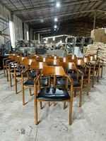 Fabrication fière de chaises vietnamiennes pour le marché mondial, offrant des solutions complètes de traitement des chaises sur demande