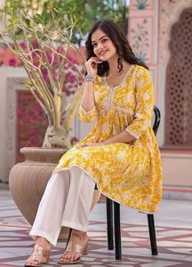 Top de mujer con estampado digital de alta demanda de diseño moderno informal disponible a precio al por mayor desde India - Product Image 2