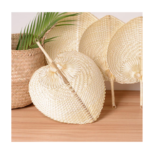 Handfan ไม้ไผ่ของเราเป็นศิลปะพื้นบ้านที่มีเสน่ห์ด้วยการตกแต่งดอกไม้ที่สวยงาม - Product Image 2