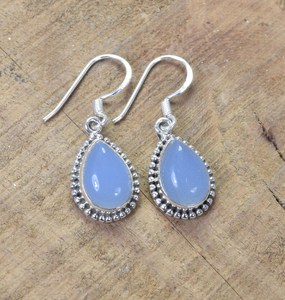 Boucles d'oreilles clous en argent sterling avec calcédoine bleue, pierre de naissance d'août, bijoux artisanaux en pierres précieuses, plaqué or, mignonnes, pour femme, cadeau de fête - Product Image 1