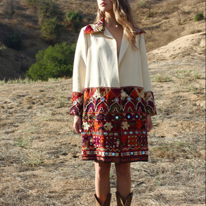 Superbe veste d'été brodée à la main 100 % coton, coupe trapèze, avec col châle, poignets, partie inférieure grande taille et détails miroir - Product Image 1