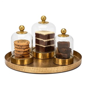 Bandeja DE SERVICIO DE METAL decorativa americana color dorado para presentación de chocolate donde el lujo se encuentra con la indulgencia - Product Image 3