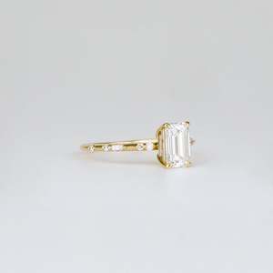 Anillo de Compromiso de Diamante Moissanita con Corte Esmeralda de Lujo, Diseño Minimalista Solitario con Elegantes Detalles Laterales - Product Image 2