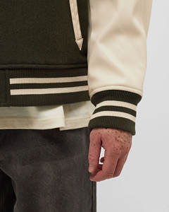 Chaqueta universitaria con capucha larga de mezclilla negra lavada para hombre, Mangas de lona en contraste, estilo bombardero Vintage, ropa de calle con logotipo personalizado para invierno - Product Image 3