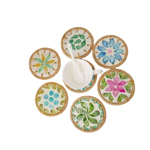 Assiette en rotin tressé à la main avec incrustations, motif floral classique, décoration et cadeau de fêtes, résistante à la chaleur, fabriquée au Vietnam - Product Image 1