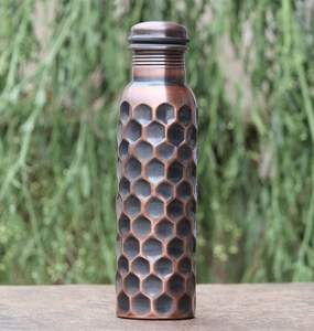 Bouteille en cuivre martelé finition antique, vaisselle en cuivre sans soudure - Pichet en cuivre pour la santé holistique et tasse en cuivre grande capacité - Product Image 1