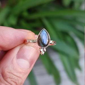 Bague délicate en labradorite, pierre de naissance de février, en argent sterling 925, bijoux faits à la main, forme poire naturelle, bague de promesse - Product Image 2