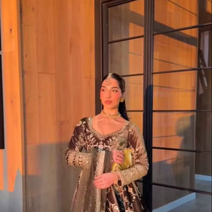 Ensemble de costume en velours avec travail de séquence de fils, dupatta en filet papillon, tenue de soirée de créateur, haut et pantalon en velours viscose avec dupatta - Product Image 1