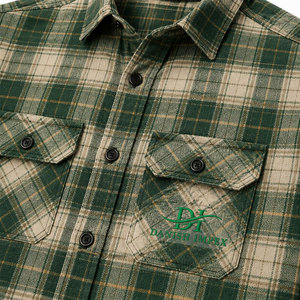 เสื้อเชิ้ตทำงานแขนยาวลายสก็อตสีเขียวเบจสำหรับผู้ชาย ผ้าฝ้ายใส่สบาย พิมพ์ลายโลโก้ด้านหน้า - Product Image 4