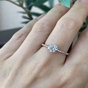 Bague de fiançailles en diamant taille ronde pour femme - Product Image 6