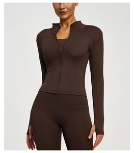 ชุดโยคะนวัตกรรมใหม่ประสิทธิภาพสูง เสื้อครอปตัดเย็บสีดำและกางเกงขาสั้น ผลิตจากวัสดุรักษ์โลก แห้งเร็ว เหมาะสำหรับออกกำลังกายและสวมใส่สบายๆ - Product Image 5