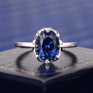Bague en or blanc massif 14 carats avec réglage unique de griffe 7*9mm, saphir bleu de laboratoire de coupe ovale avec option de changement de ton/pureté en métal - Product Image 1