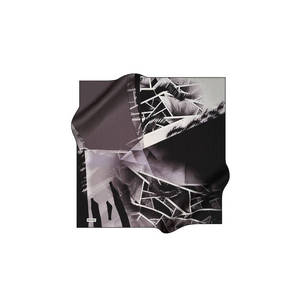 Écharpe carrée en soie satinée imprimée numériquement Pierre Cardin 90x90 - Product Image 1