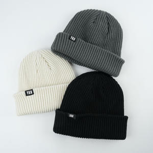 Gorro de punto Jacquard al por mayor, bajo MOQ, diseño clásico con logotipo personalizado bordado y etiqueta de tela característica común - Product Image 2