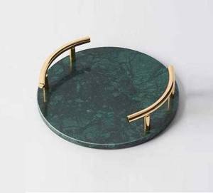 Bandeja de Servicio de Mármol de Diseño Atractivo con Asa Dorada, para Uso en Mesas de Hoteles y Restaurantes. - Product Image 4