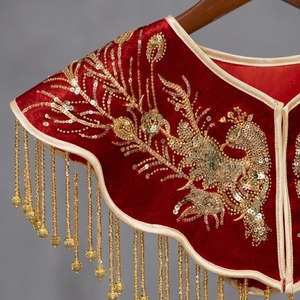 Capelet en velours rouge avec broderie de paon doré et franges de perles, style classique personnalisable - Product Image 4