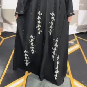 Vêtements musulmans traditionnels islamiques élégants et modestes pour femmes, belle tenue de fête travaillée à la main, Abaya Style Dubaï-Accessoire inclus - Product Image 1