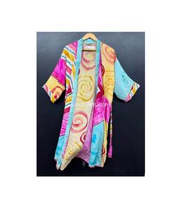 Robe kimono en soie crêpe de luxe pour femmes |   Imprimé floral fait main, col en V, taille élastique, manches courtes |   Printemps-Été Front - Product Image 1