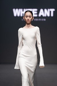 WHITE ANT Mollya Robe drapée dos nu Robes à manches longues pour femmes Blanc et noir En stock Vêtements pour femmes fabriqués au Vietnam - Product Image 2