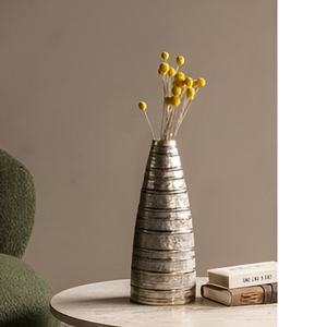 Vase de table moderne contemporain en métal pièce décorative élégante et polyvalente pour le bureau à domicile Design de qualité fine pour le sol mural - Product Image 5