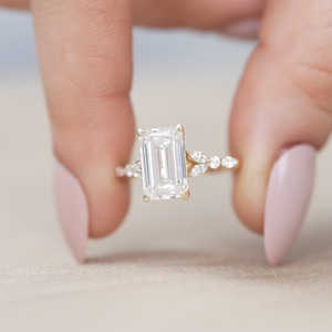 แหวนหมั้นเพชรทรงเหลี่ยมมรกตแบบคลัสเตอร์ - เพชรที่หรูหราและสง่างาม - Product Image 4