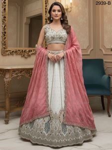 Lehenga Choli de Terciopelo Gadhwal Pesado de Diseñador para Bodas, Bordado de Pavo Real, Bordado Dori, Trabajo con Lentejuelas, Trabajo con Diamantes de Circonio - Product Image 3