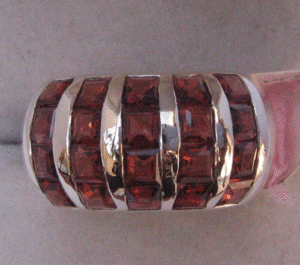 แหวนเงินสเตอร์ลิงสำหรับผู้ชายประดับพลอยอเมทิสต์ชุบโรเดียมรูปทรงเรขาคณิต - Product Image 1