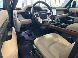 Véhicule d'occasion 2023 Defender, faible kilométrage, transmission automatique, sièges en cuir, jamais accidenté et prêt à être expédié. - Product Image 4