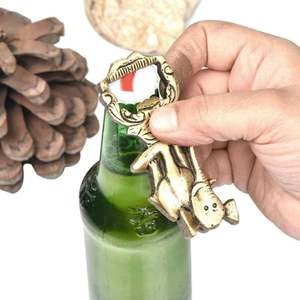 Abridor de Botellas Clásico de Latón Hecho a Mano con Acabado Mate para el Hogar y Hoteles, Diseño Martillado, Abridor de Botellas Vintage para Uso en Bares - Product Image 5