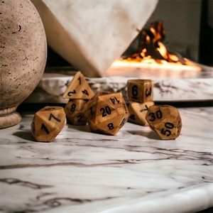 ลูกเต๋าเกมมิ่ง ROYAL ARTISANS ทำจากเขาควาย 7 ชิ้น บรรจุภัณฑ์สี่เหลี่ยมแบบกำหนดเอง ดีไซน์ไม่ซ้ำใคร รุ่น 34RF ผลิตในอินเดีย - Product Image 2