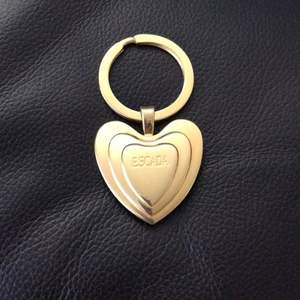 Porte-clés en bois de qualité supérieure avec accents métalliques dorés, élégant porte-clés - Product Image 6