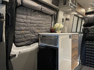 Autocaravana Usada Overland Clase B 2023, Modelo Storyteller, Autocaravana ALCOVE, Estándar de Emisiones Euro 5, 4-6 Pasajeros, Blanca - Product Image 2