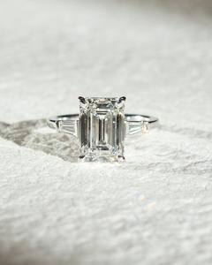 Élégante bague de fiançailles en moissanite blanche coupe émeraude 12x8mm avec pierres baguette latérales | Argent 925 ou or 10 carats 14 carats 18 carats - Product Image 1