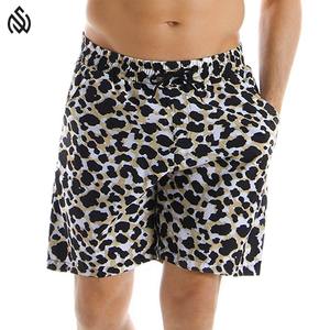 Shorts de plage respirants et écologiques à motif uni, service OEM, shorts en coton pour hommes avec logo personnalisé, taille élastique - Product Image 1