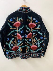 Chaqueta con bordado Suzani de terciopelo negro para mujer Chaqueta corta con bordado de terciopelo Abrigo de ropa de mujer disponible al mejor precio - Product Image 3